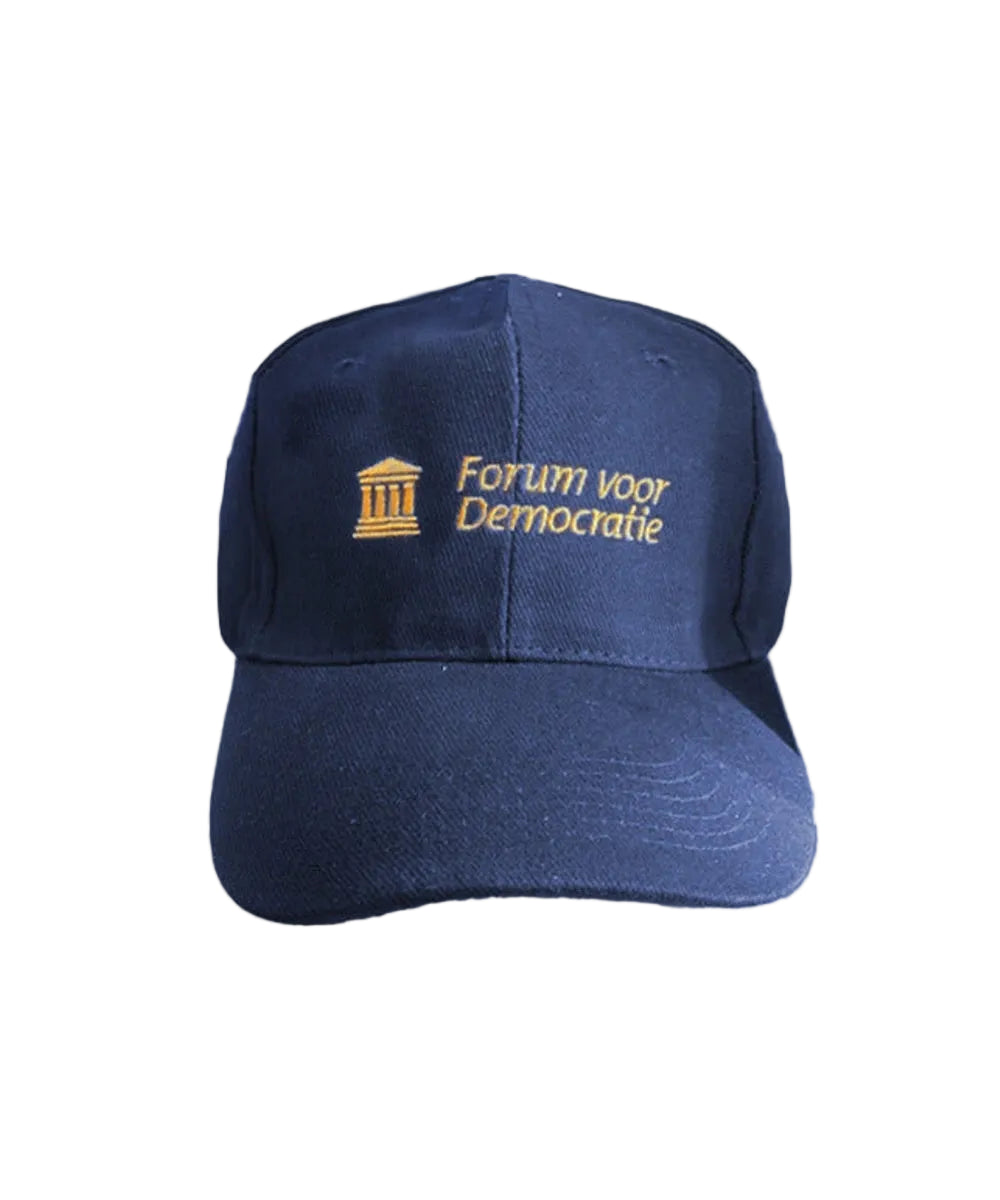 Donkerblauwe FVD-pet met goudkleurig geborduurd logo van Forum voor Democratie