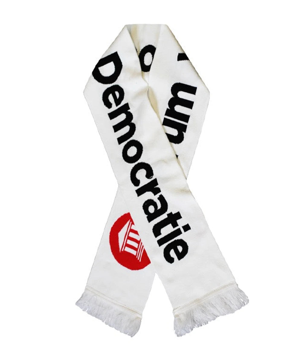 Witte FVD-sjaal met het logo van Forum voor Democratie