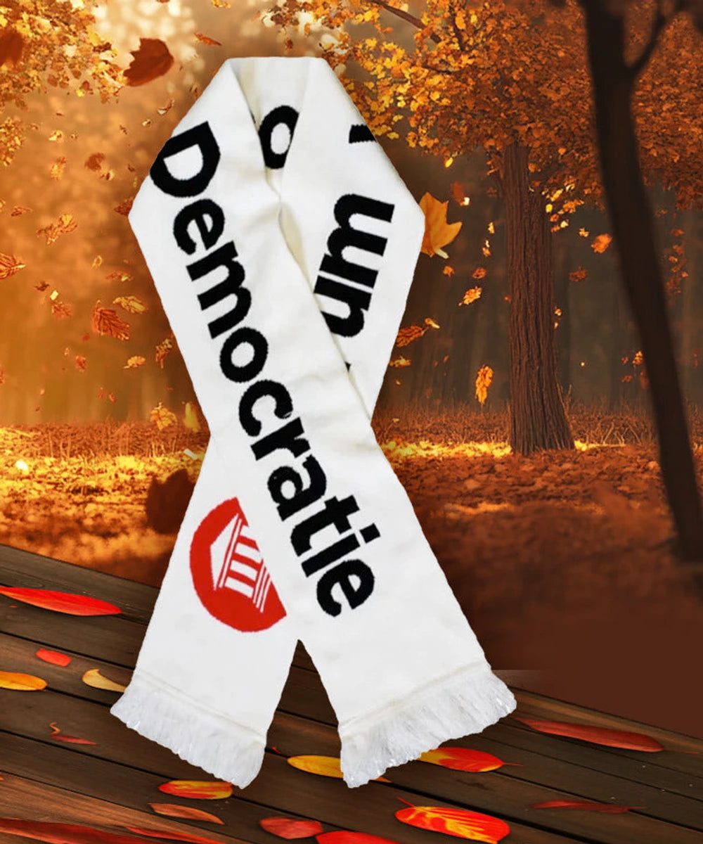 FVD-sjaals met het logo van Forum voor Democratie in een herfstdecor