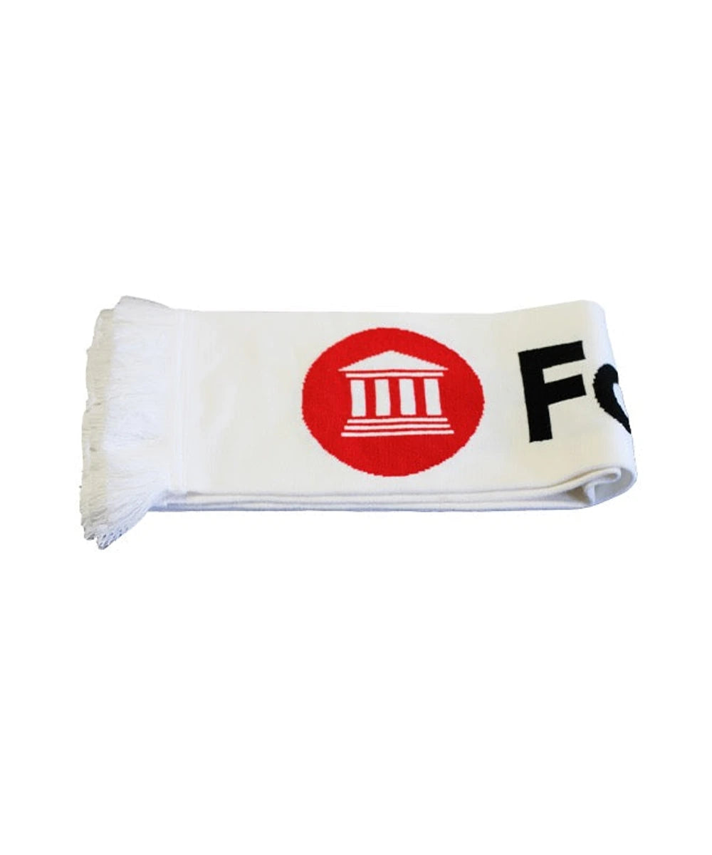 Opgerolde witte FVD-sjaal met rood logo