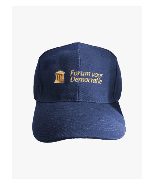 Donkerblauwe FVD-pet met goudkleurig logo en tekst Forum voor Democratie
