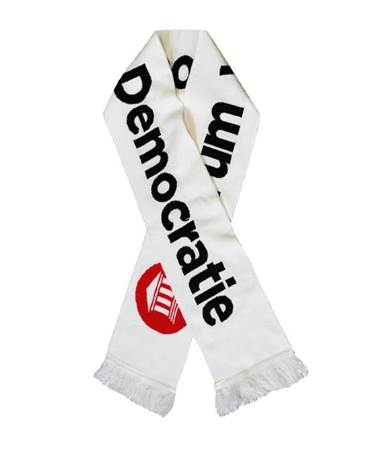 Witte FVD-sjaal met zwarte tekst en rood logo